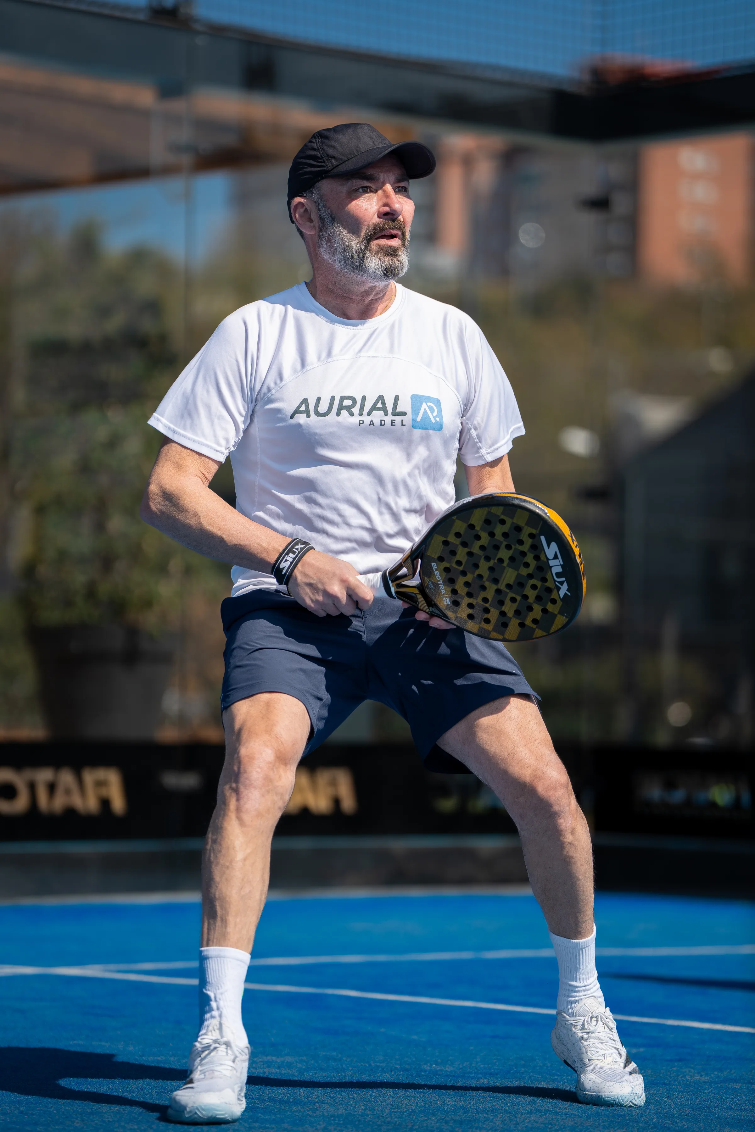 Jugador en posición de espera en partido de pádel en Aurial Padel Cornellà 2026, por Nolan Pardo