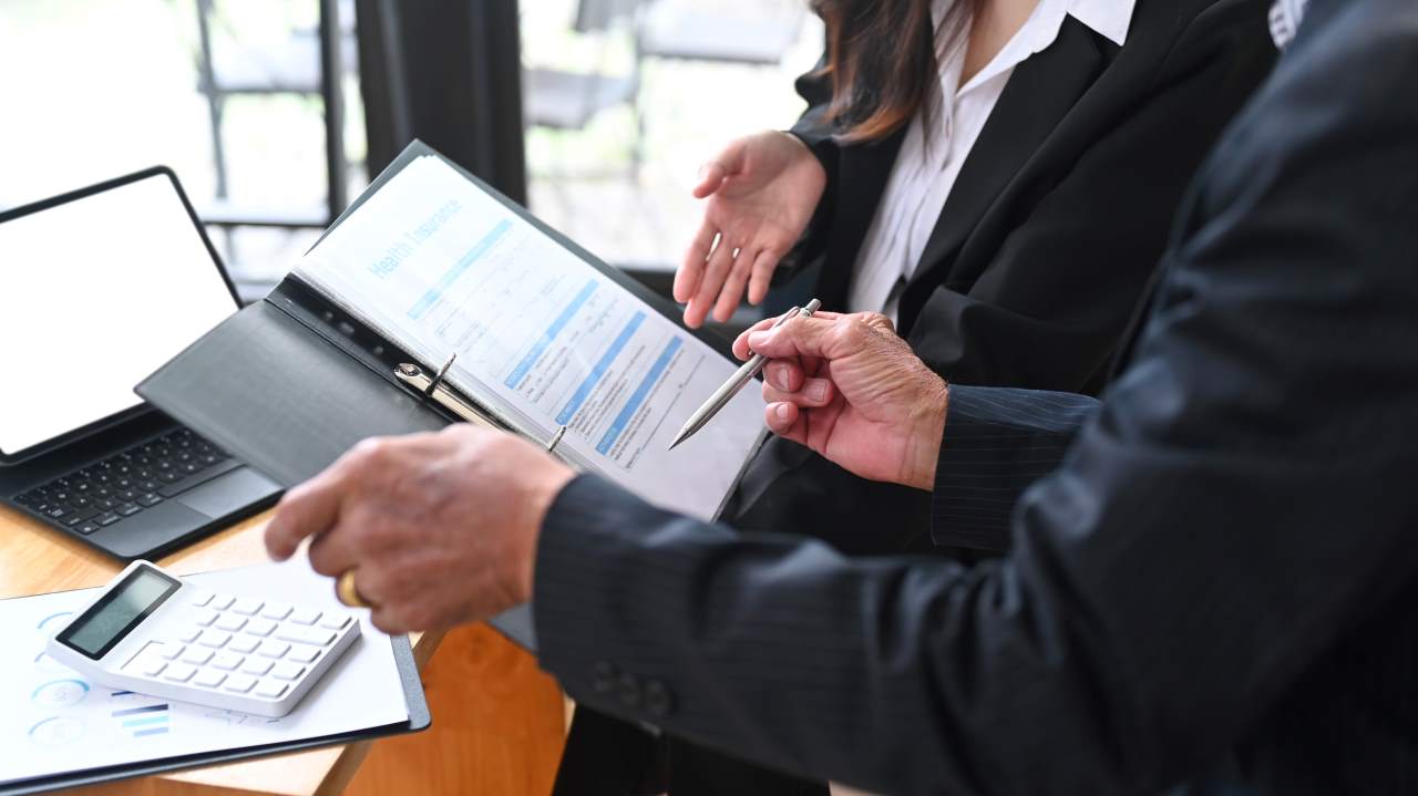 Executivos realizando compliance as a service
