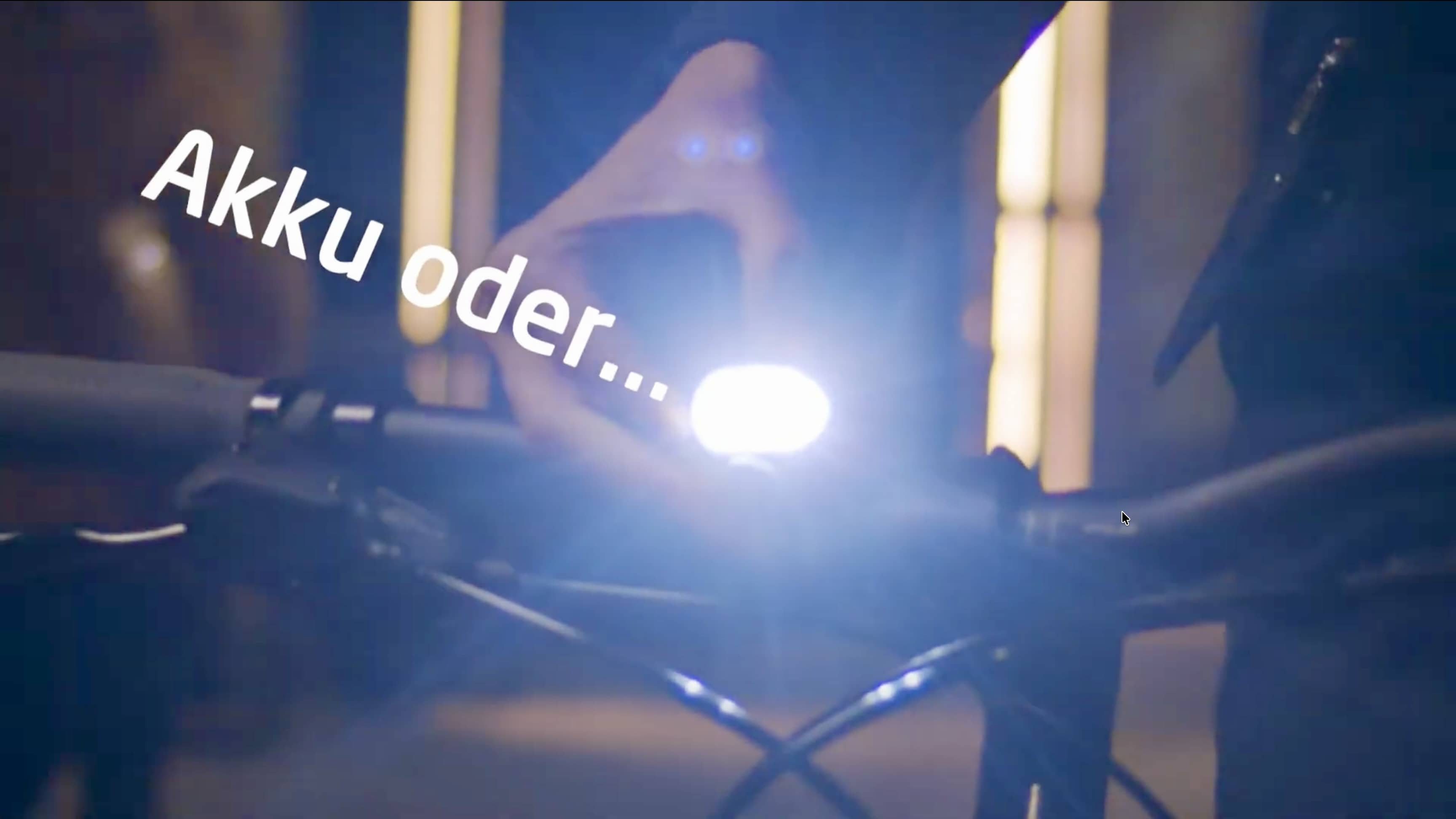 Text, auf dem „Akku oder“ steht, und im Hintergrund sieht man ein Aufblinken an einem Fahrrad