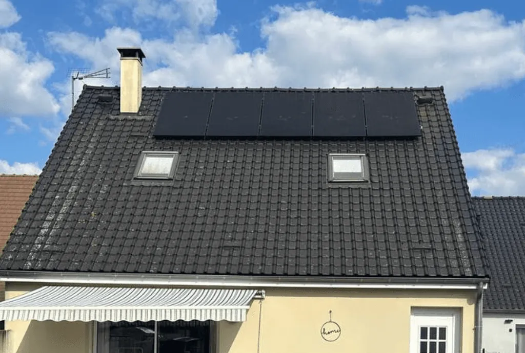 Photo d'une maison à Le Quesnel en France équipée de panneaux photovoltaïques dont l'installation a été faite par Solarock.
