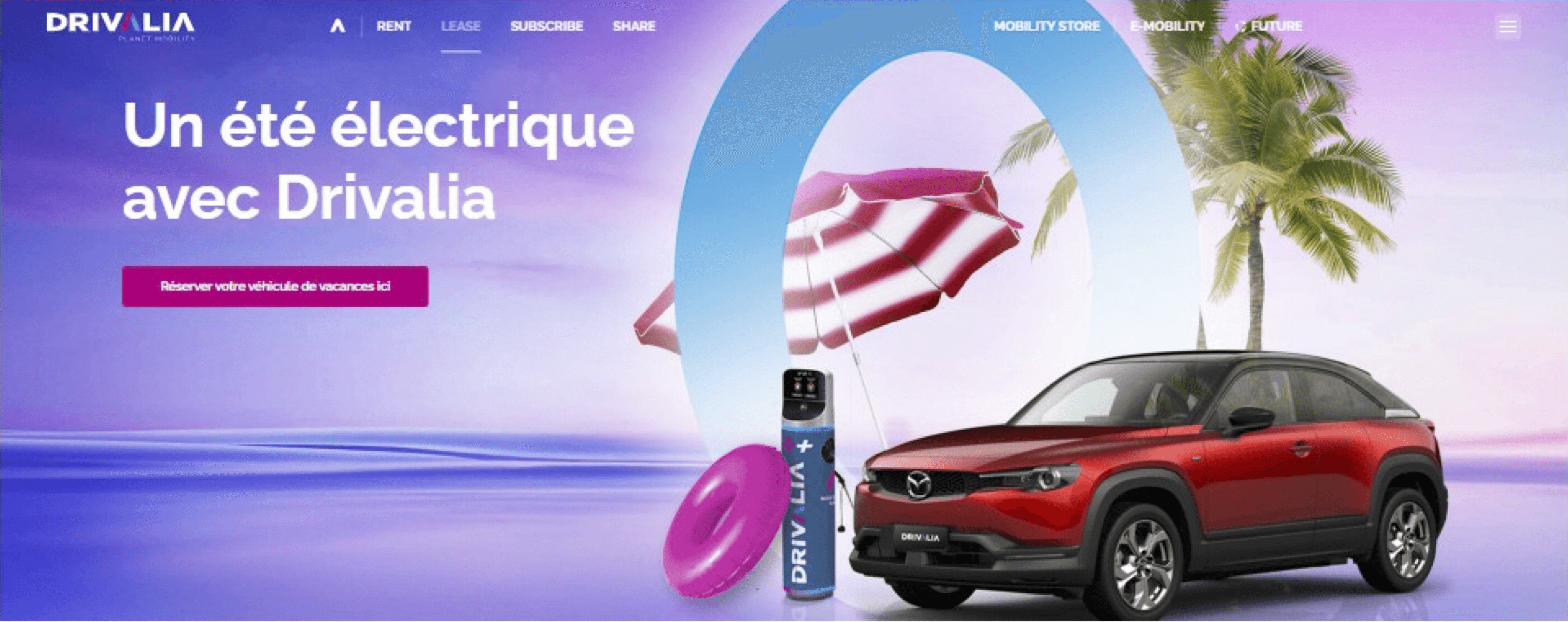 Campagna Drivalia "Electric Summer" Belgio in formato desktop, a sinistra la scritta "Un été életrique avec Drivalia" e un bottone CTA, sulla destra un modello di auto elettrica attorniato da elementi estivi e un grande zero