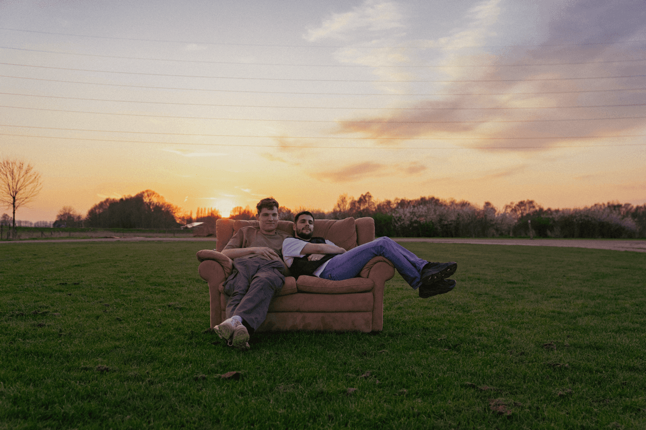 Person with light blue shirt looks to his right side