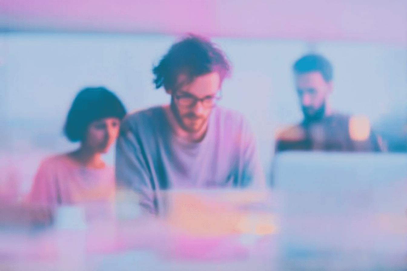 lidé ve startupu pracující u počítače, tvoří si druhý mozek pomocí AI v Cursoru