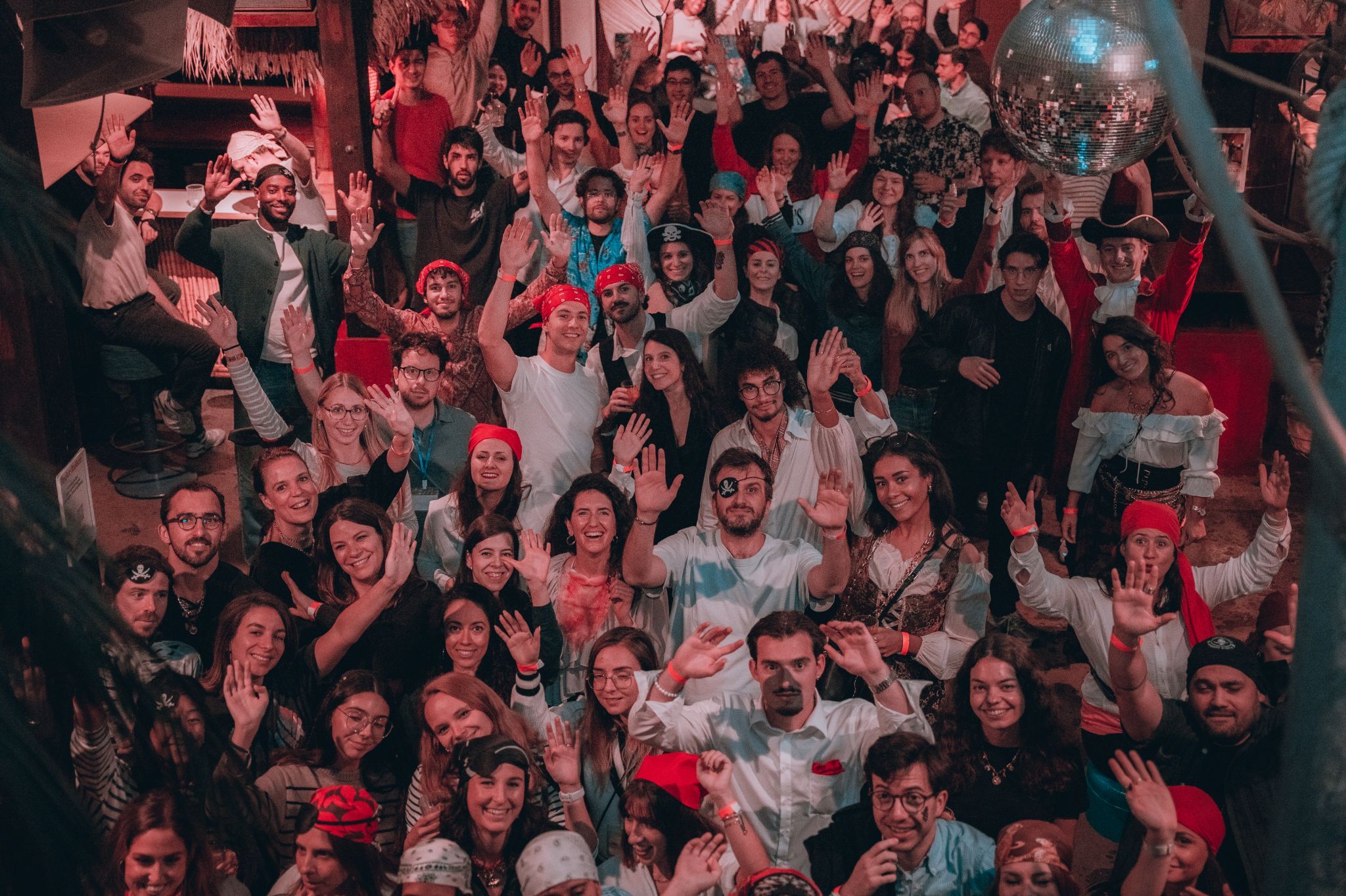 Groupe de joueurs ayant joué une murder party sur le thème western