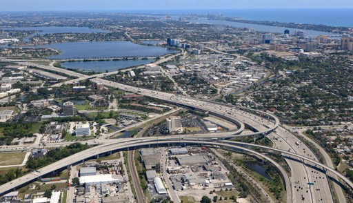 vista de dron de la autopista I-95 en Florida