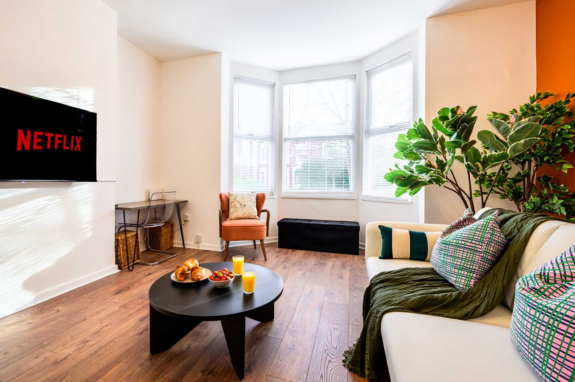 Image of chalet next to mountains