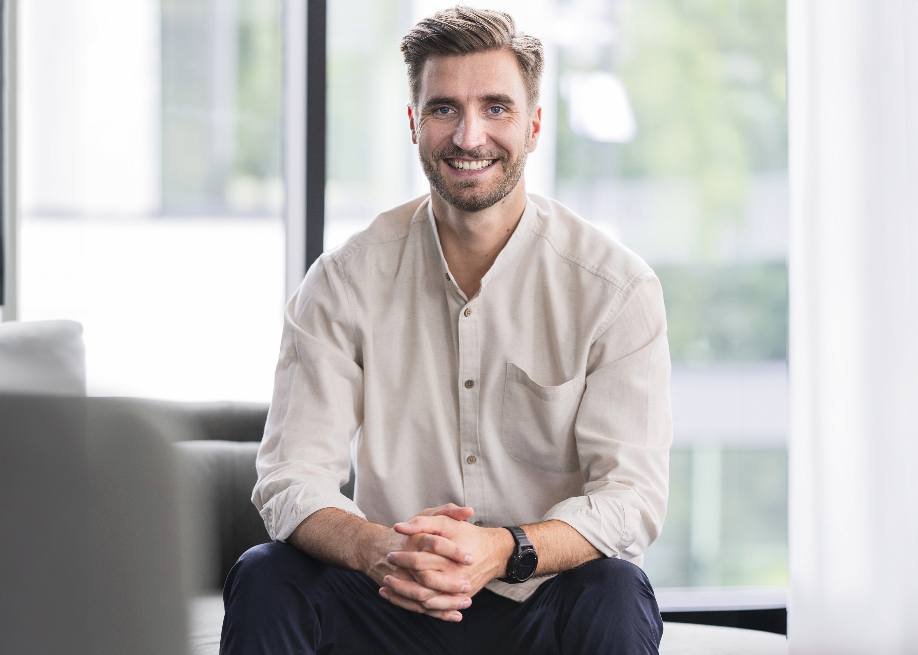 Sympathischer junger Augenarzt lächelt – steht für digitale und unkomplizierte Beratung