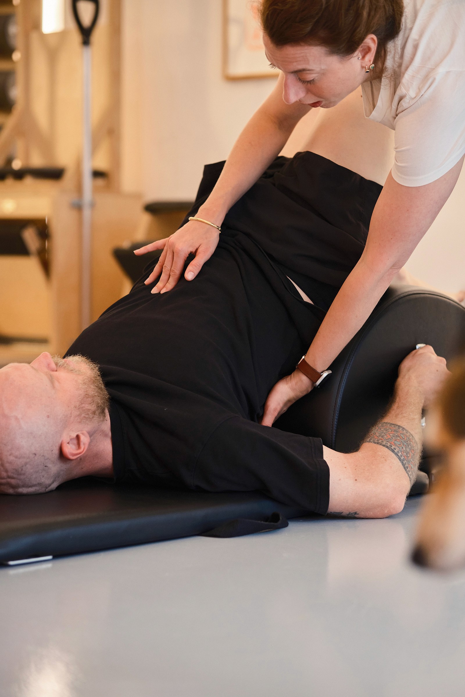 Mand bliver rettet til at pilates instruktør