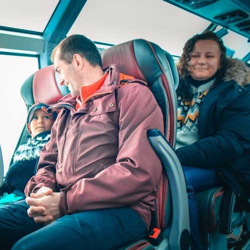 Семья наслаждается временем в безопасном и комфортабельном грузовике Sleipnir Glacier