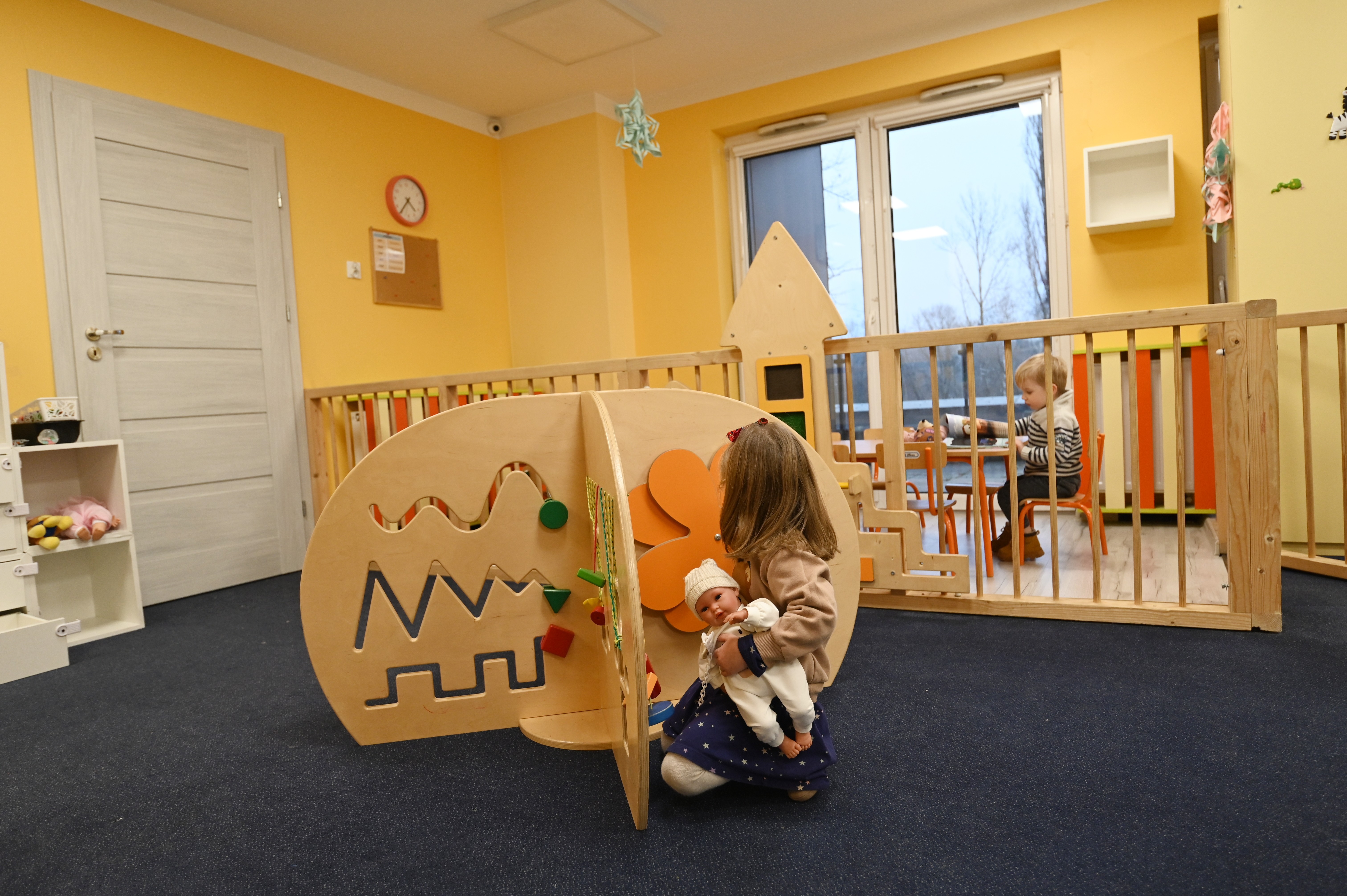 children-playing-birthday-game