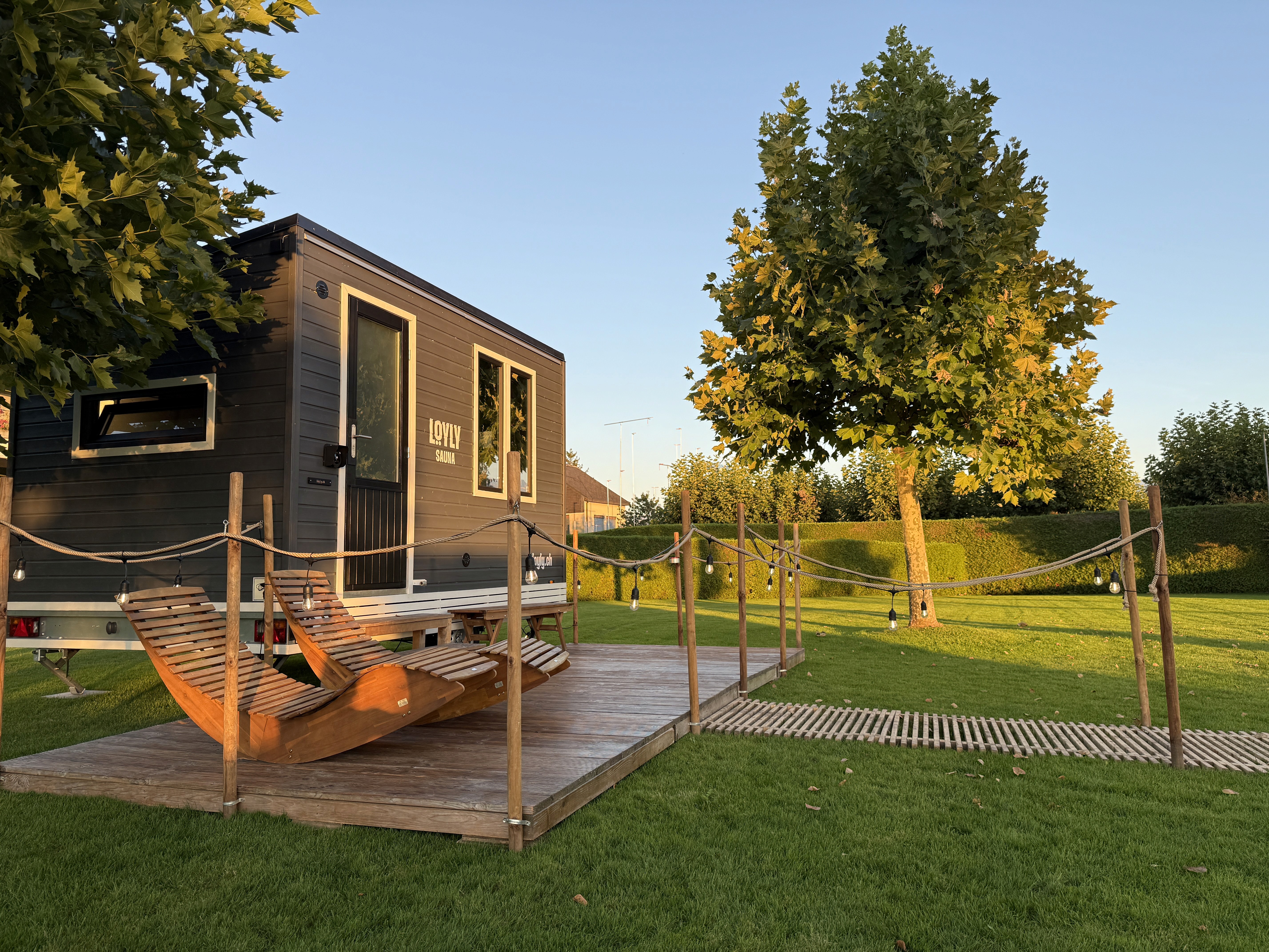 LÖYLY-Sauna im Lido Rapperswil-Jona, umgeben von grüner Wiese und Bäumen – Ort für Entspannung und Wellness mit Naturkulisse.