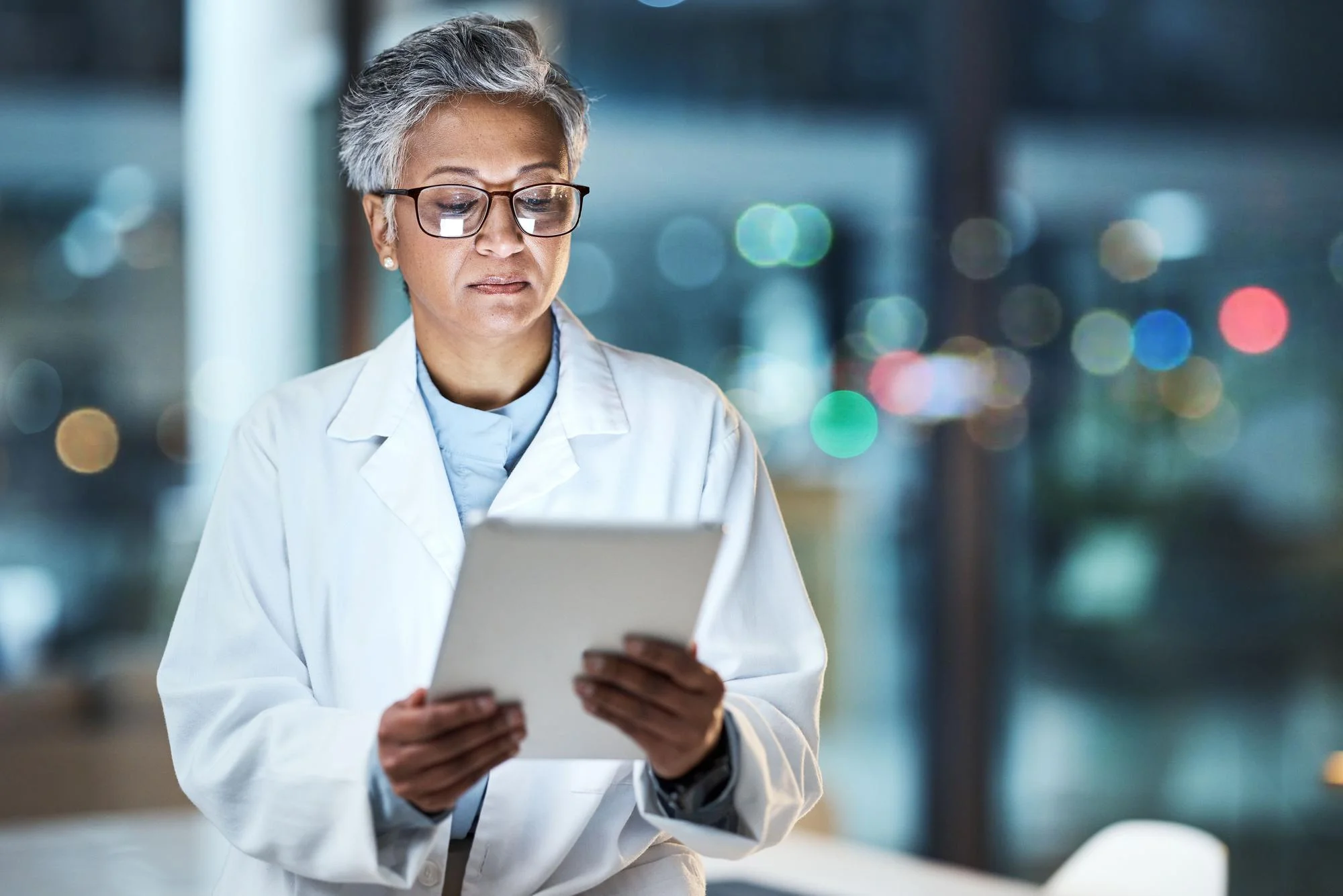 Ärztin mit Tablet in der Klinik