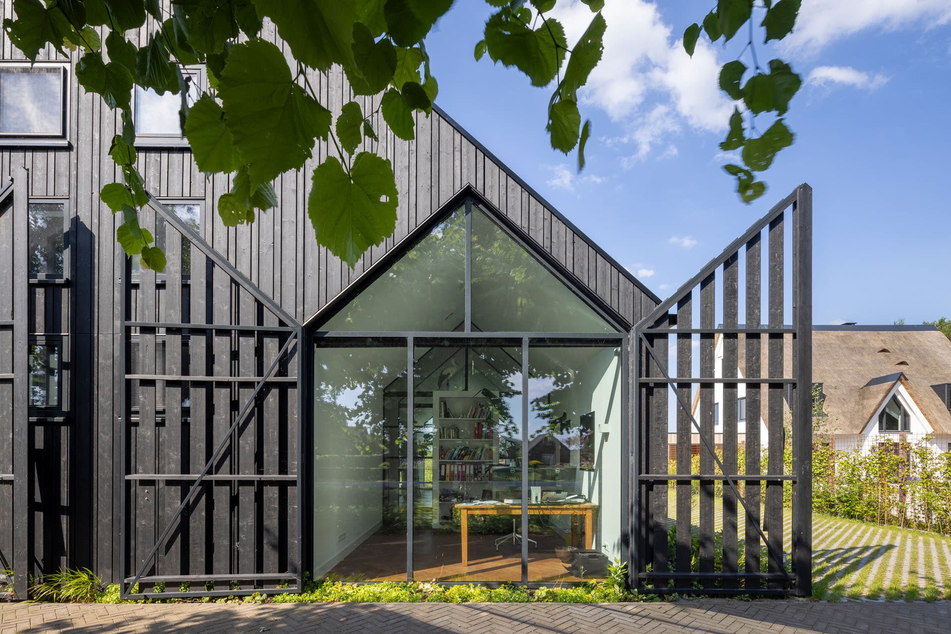 Moderne vrijstaande woning in Zonnehoeve Apeldoorn met brede gevel, grote ramen en open tuin