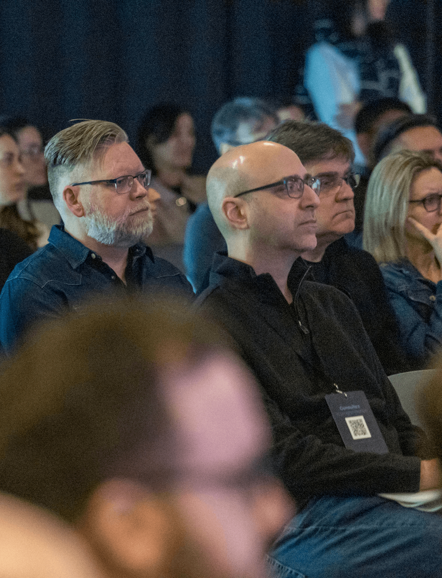 4 présentateurs discutent sur une scène lors d'une conférence de la semaine numériQC devant une foule de spectateurs.