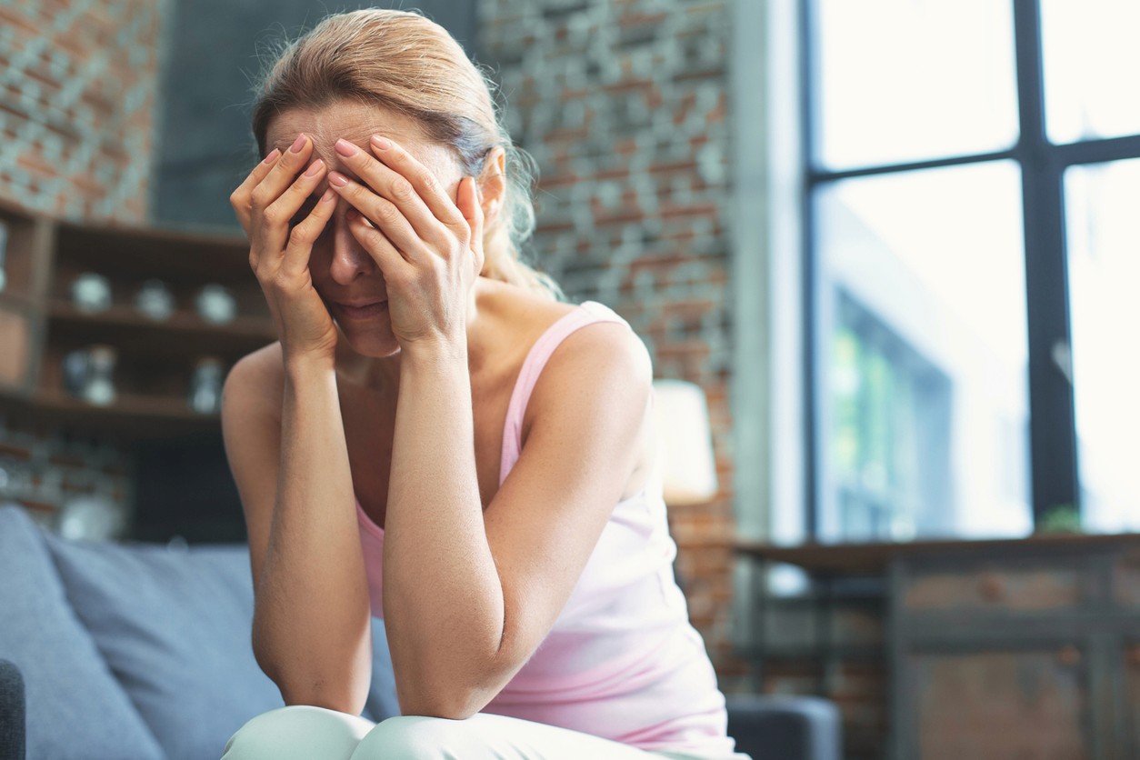 woman with migraine hradache