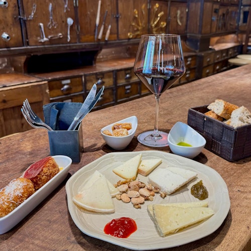 Tradicionalni španjolski tapasi uz sir Manchego, krokete i crno vino.