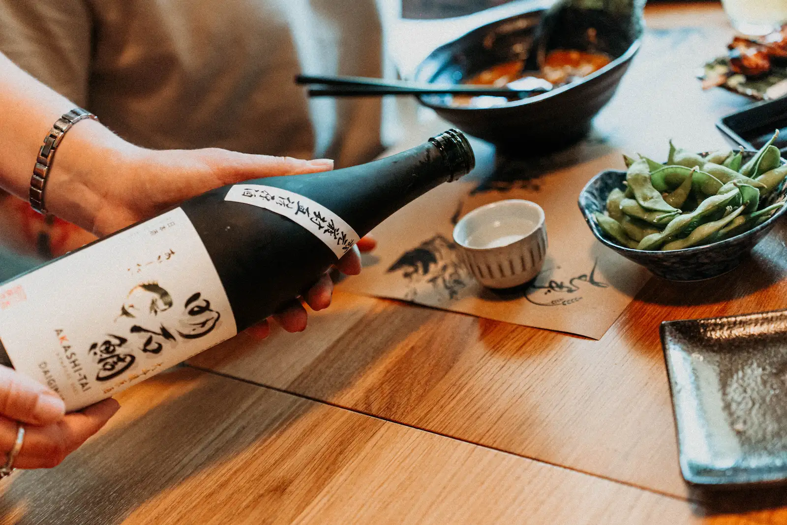 Nalewanie Sake w Mugi Izakaya w Warszawie