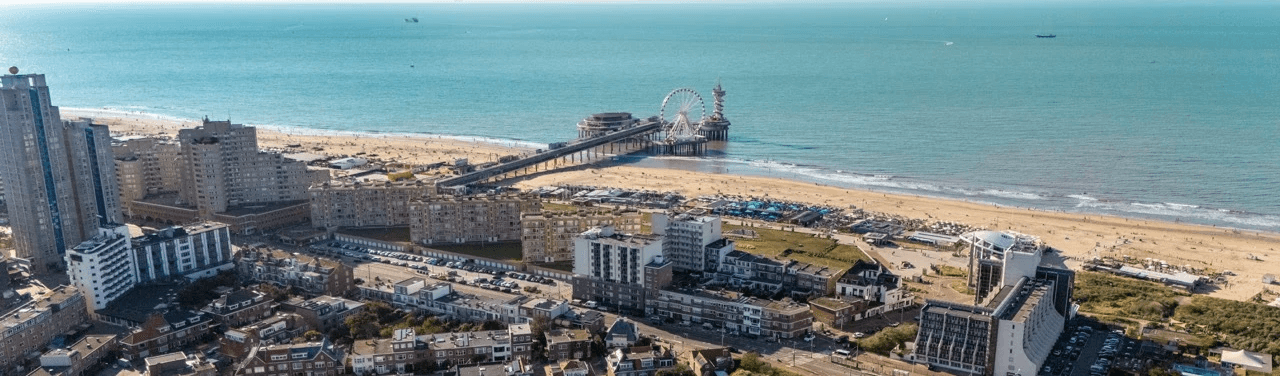 Panoramisch uitzicht op het strand en de Pier van Scheveningen vanuit de lucht, bij Hotel Four Stories.