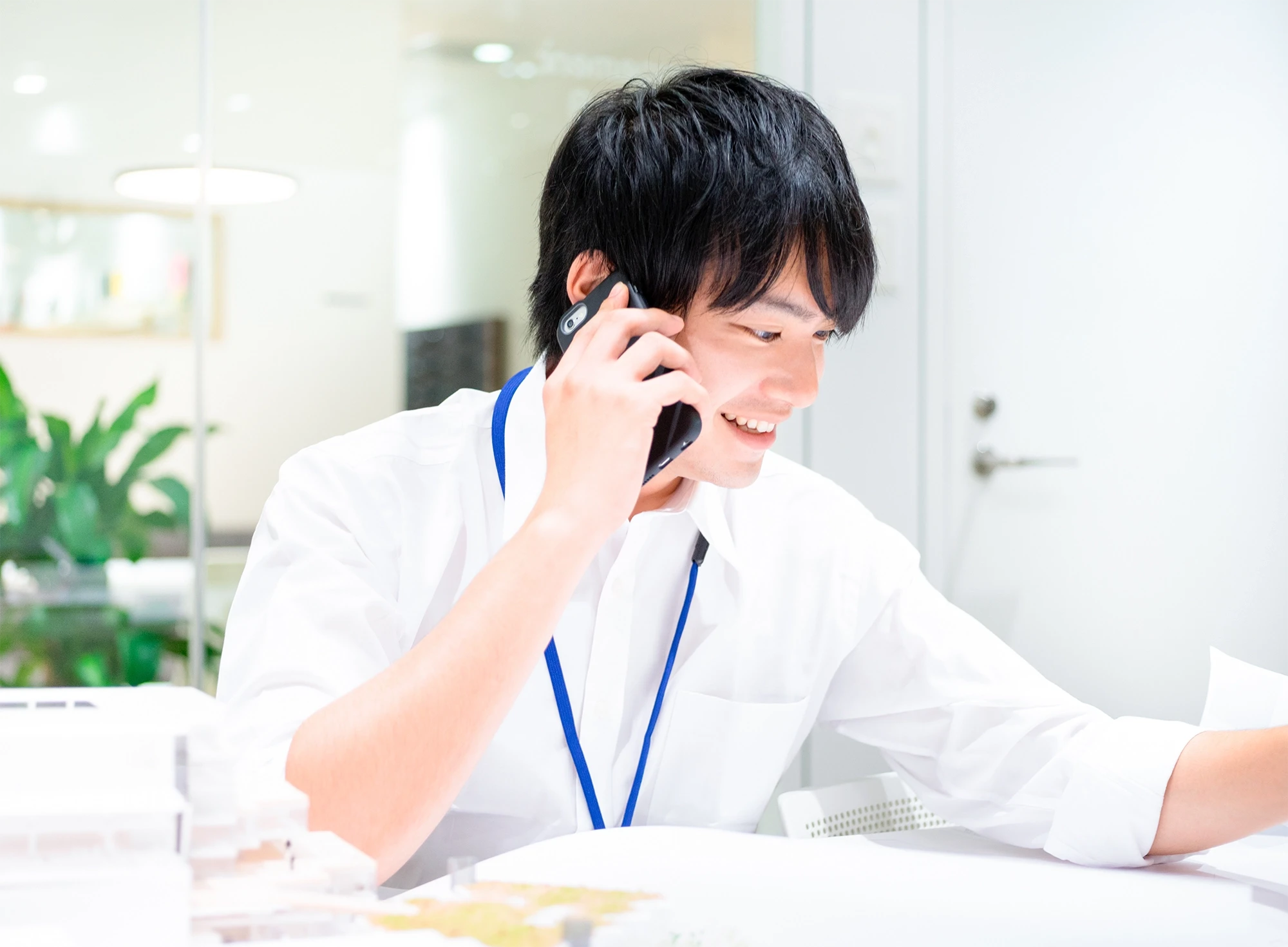 頑張っている社員のイメージ。仕事をしている人物の写真。