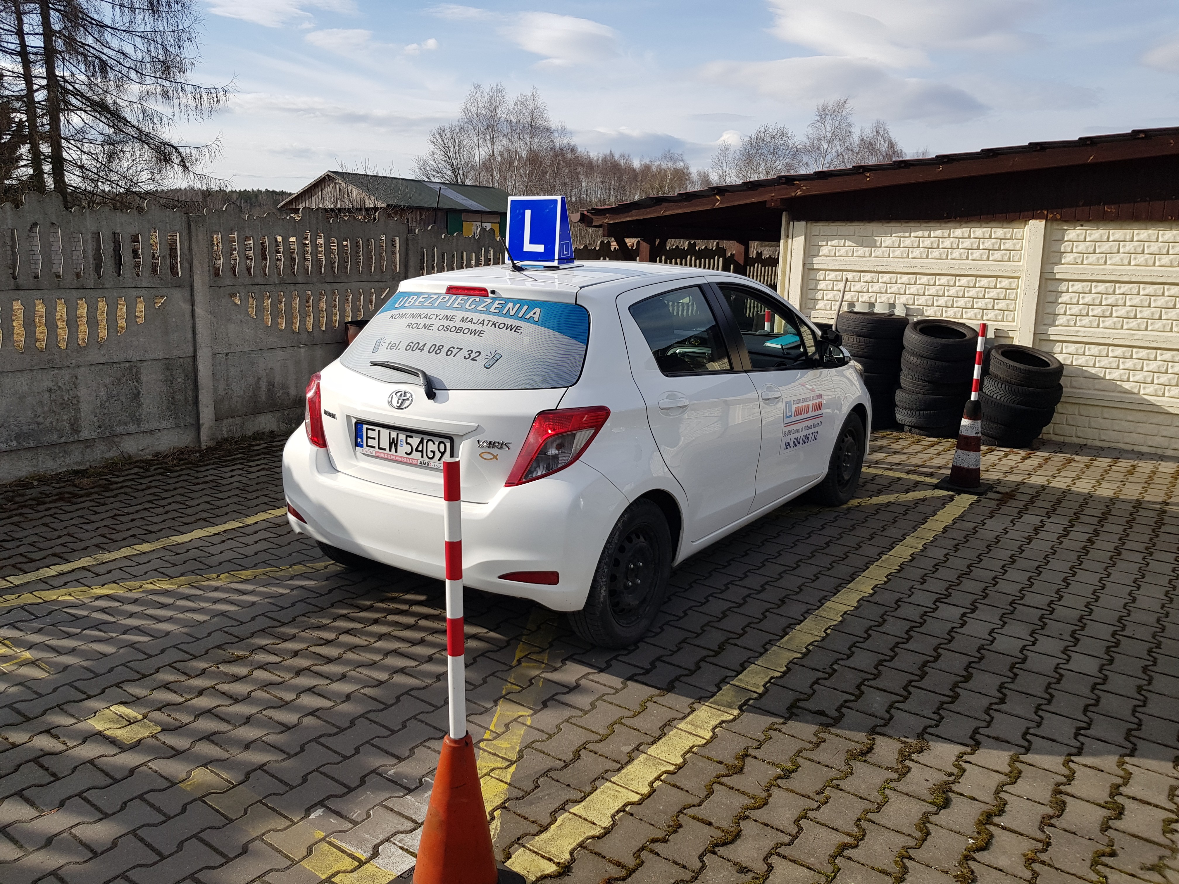 Auto do nauki jazdy z logo OSK Szybcy i Wściekli na placu manewrowym