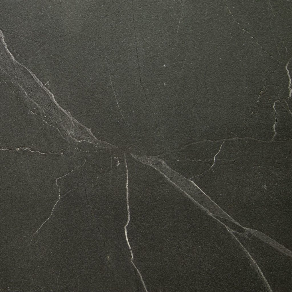 Spider Black Granit, Detailaufnahme mit feinen weißen Maserungen