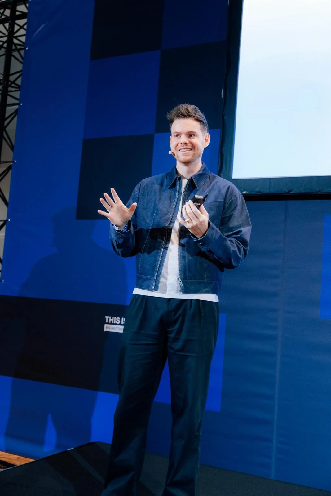 Maximilian Raabe, Gründer der KI Creator Akademie, als Speaker auf einem KI-Event