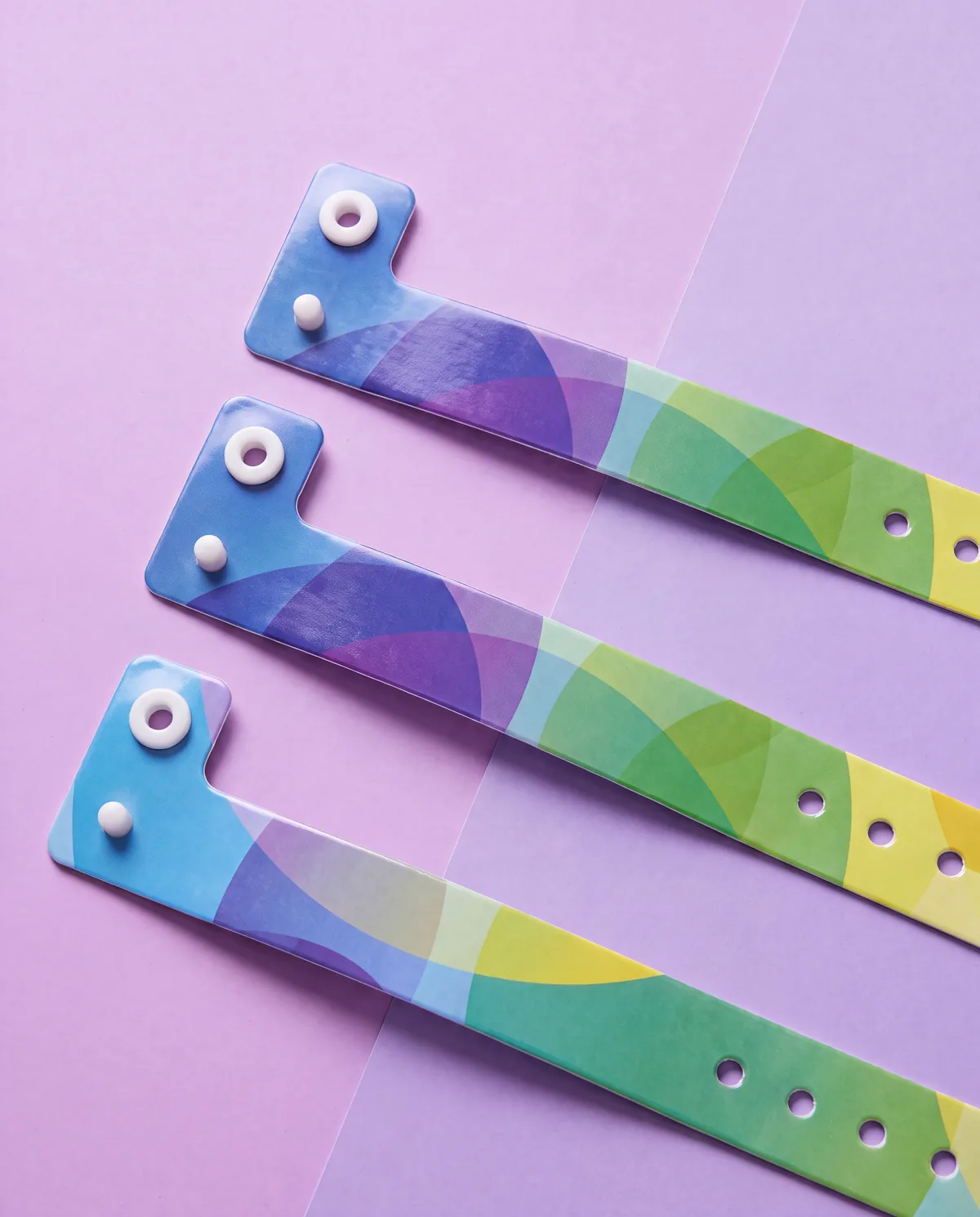 Vinyl wristbands with colour gradient and non-reusable snap closure