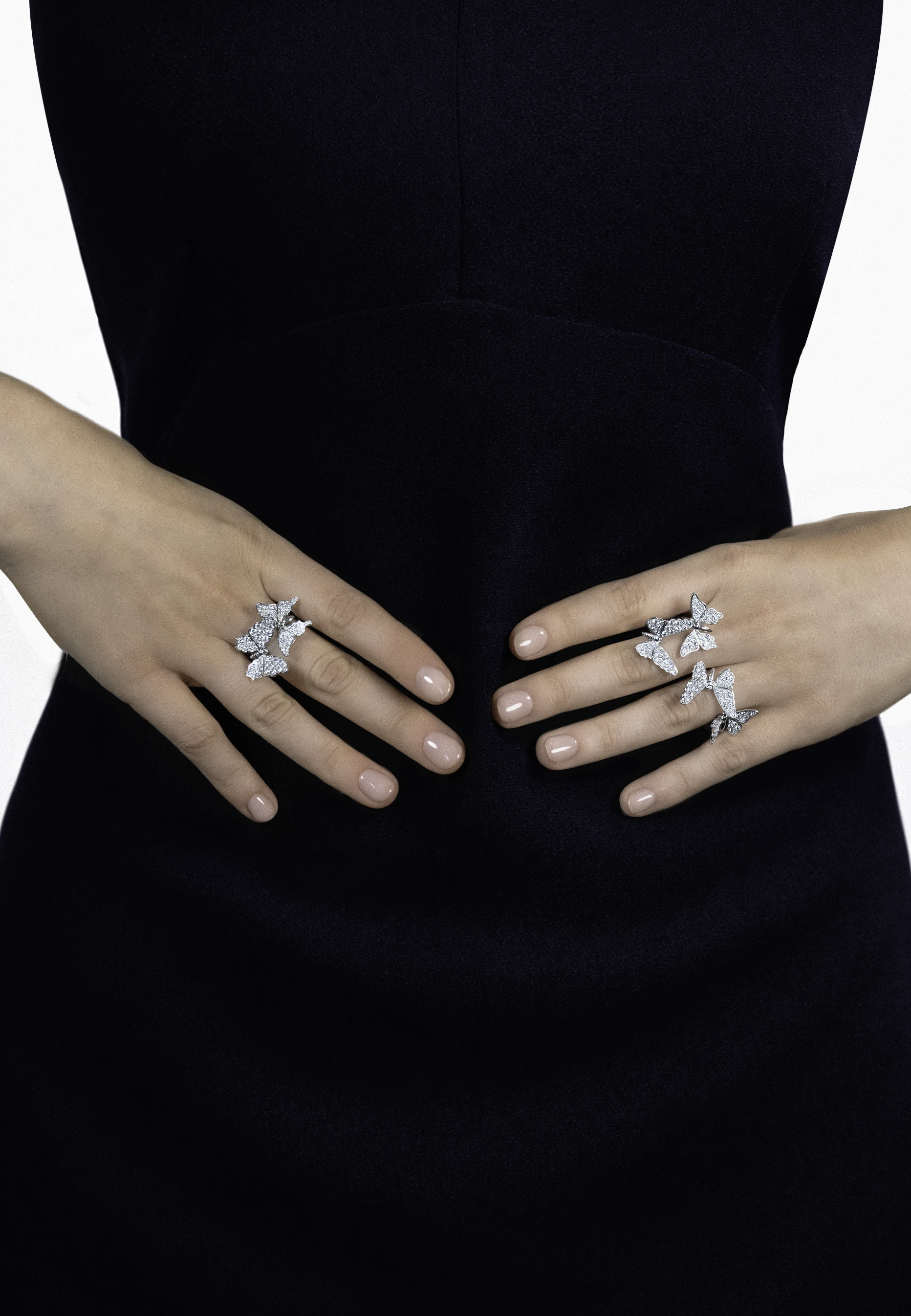 Bague 4 papillons Maison Édéenne vue de trois quarts, motifs papillons sertis de diamants