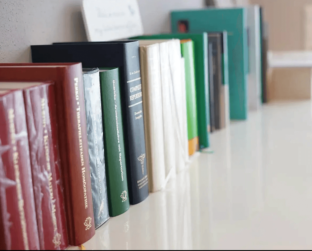 Fachliteratur von Lisa Heidel in professionellen Praxisräumen