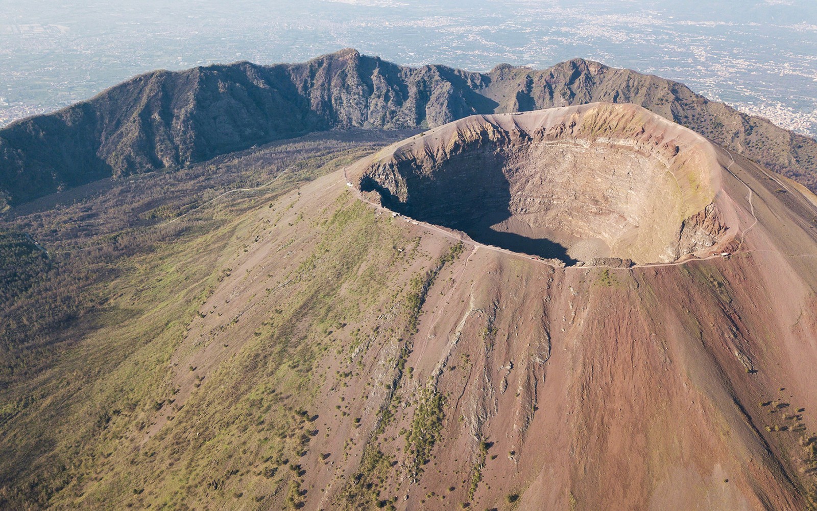 Krater des aktiven Vulkans am Vesuv, Italien, mit umliegender Landschaft.