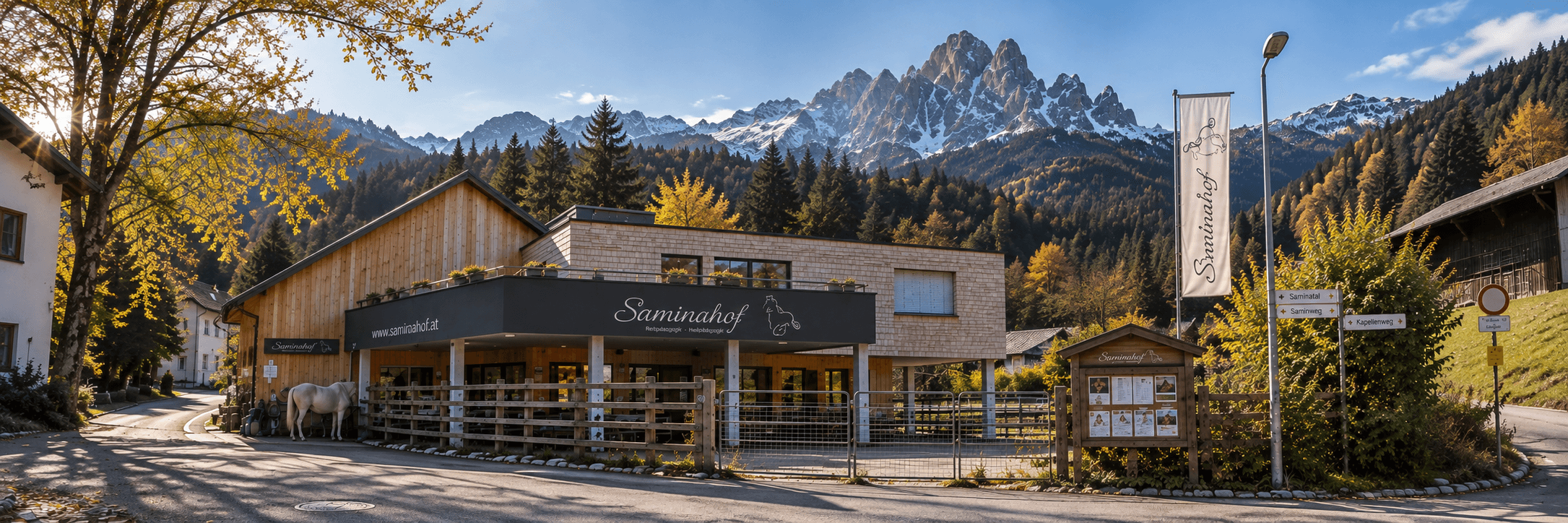 Saminahof mit Stallgebäude und Bergpanorama