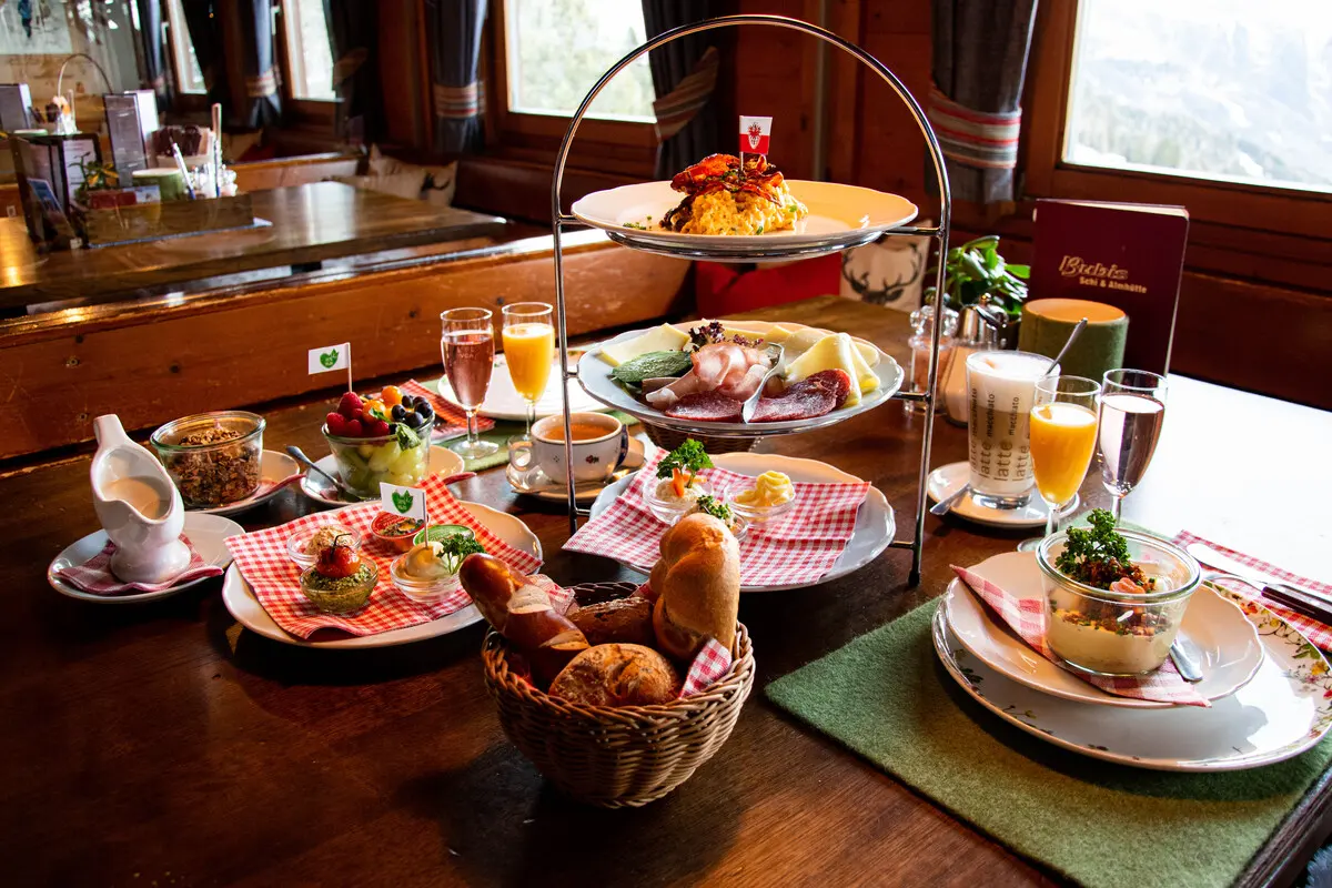 Ein Bild von einem vielfältigen Frühstück auf der Bubis Schihütte.