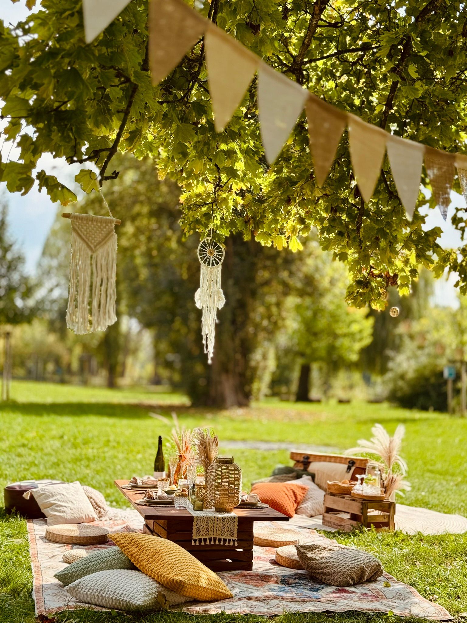 Exklusives Boho-Picknick mit Makramee und Gold-Deko – ideal für ein stilvolles Bridal Shower oder Get-together.