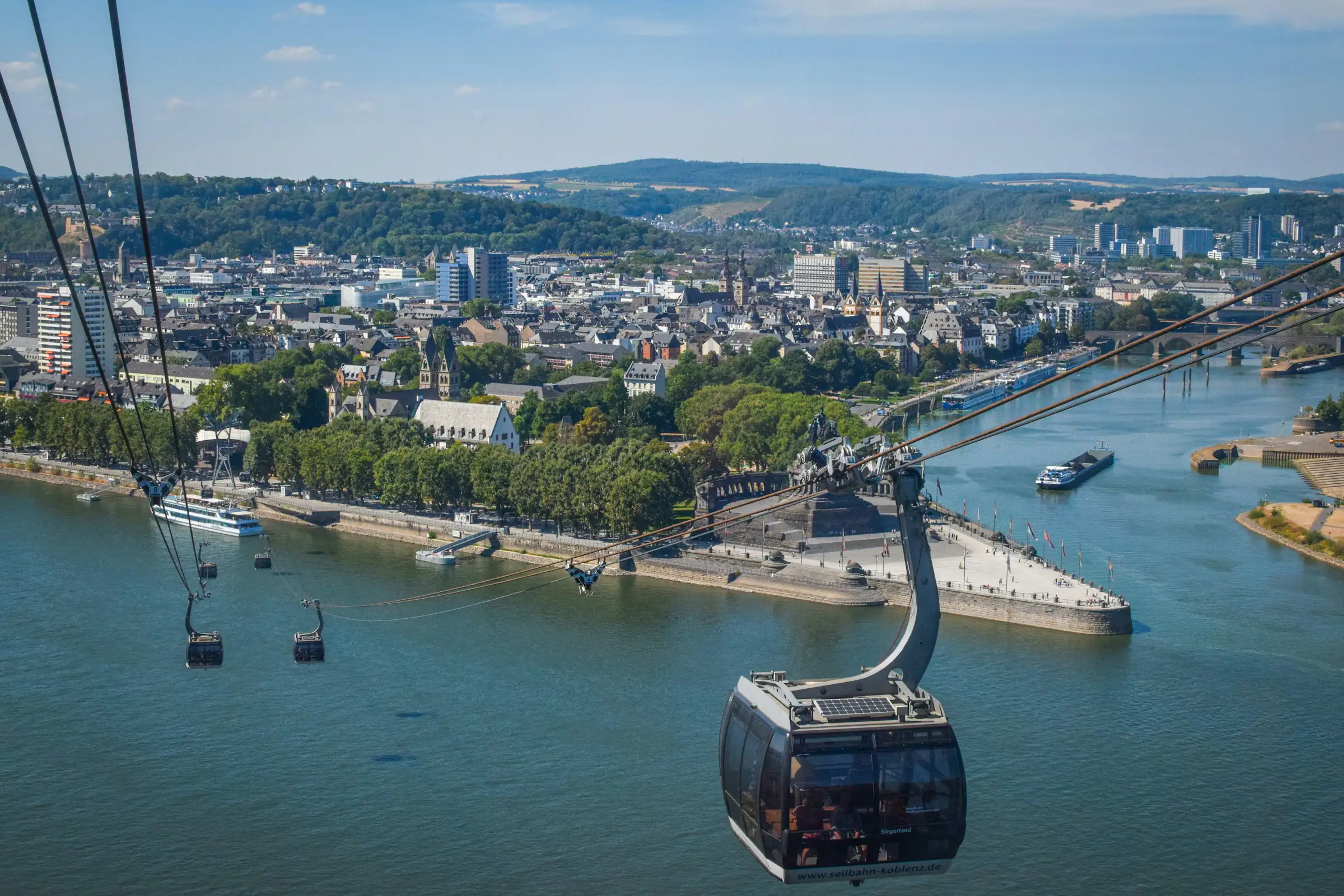 Koblenz, Deutsches Eck an der Mündung der Mosel in den Rhein, Blick aus der Rheinseilbahn