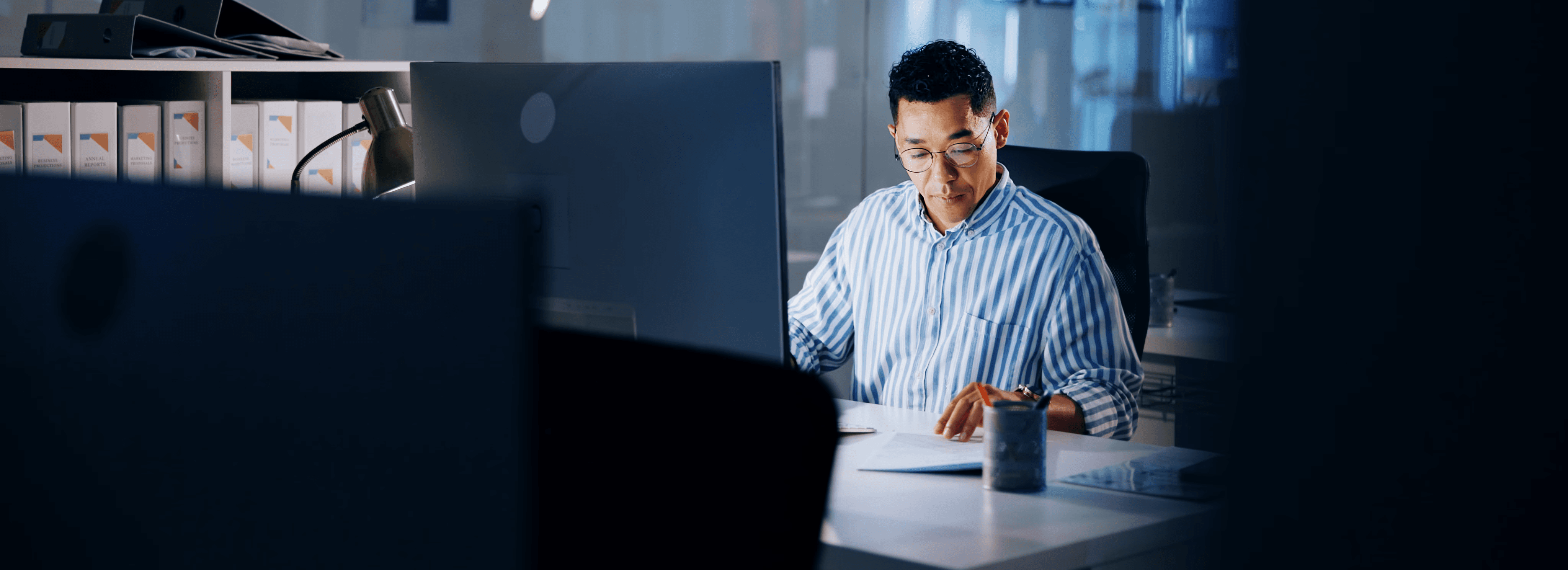 Interner Auditor, der am Schreibtisch Auditsdokumente überprüft, repräsentiert die Grundlagen der internen Revision mit unabhängiger Bewertung, klar definierten Verantwortlichkeiten und Audit-Ergebnissen, die Governance und Verbesserung unterstützen.