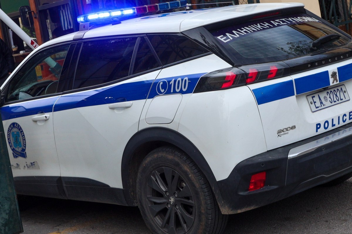 Chinese suspects arrested in Athens over mobile data theft.