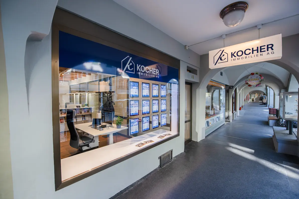 Schaufenster von Kocher Immobilien in Bern mit ausgestellten Immobilienangeboten