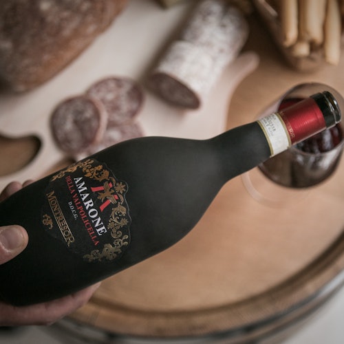 جلسه چشیدن شراب آمارونه