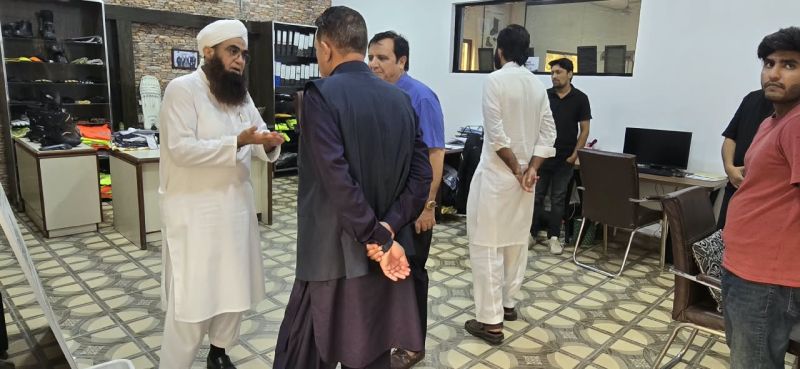 Mr Chaudhry talks with Tti Labs staff during the facility tour
