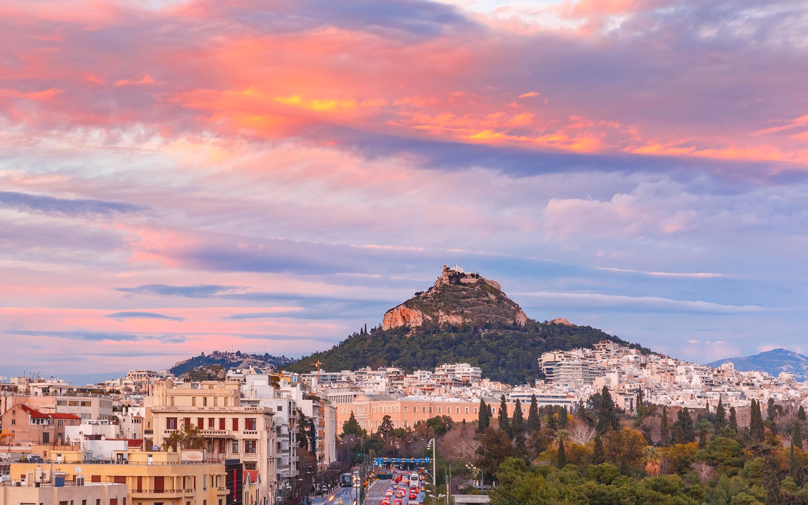 雅典半日私人游览之旅：欣赏日落时分的利卡维托斯山景观。