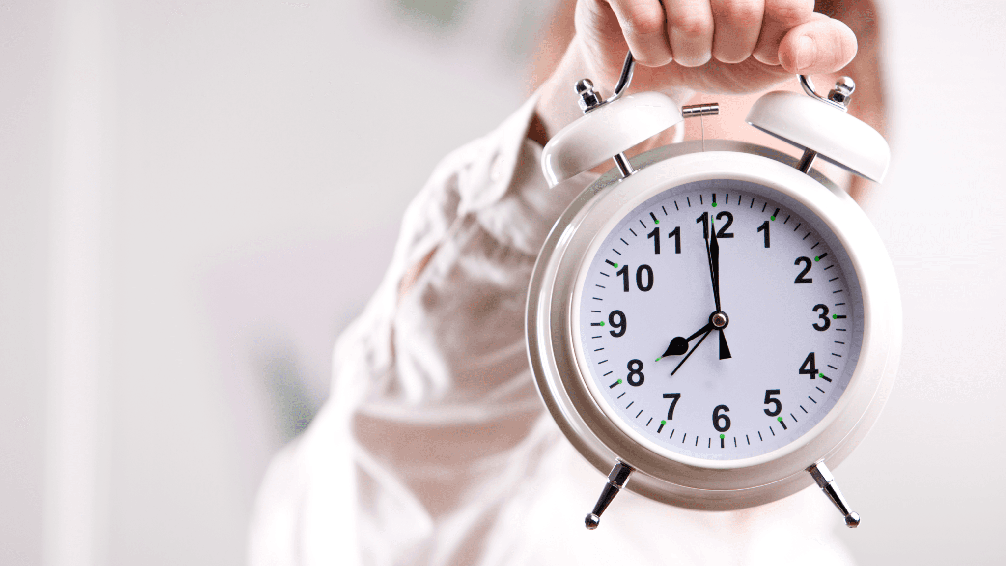 Clock and calendar symbolizing the urgency in the immigration process