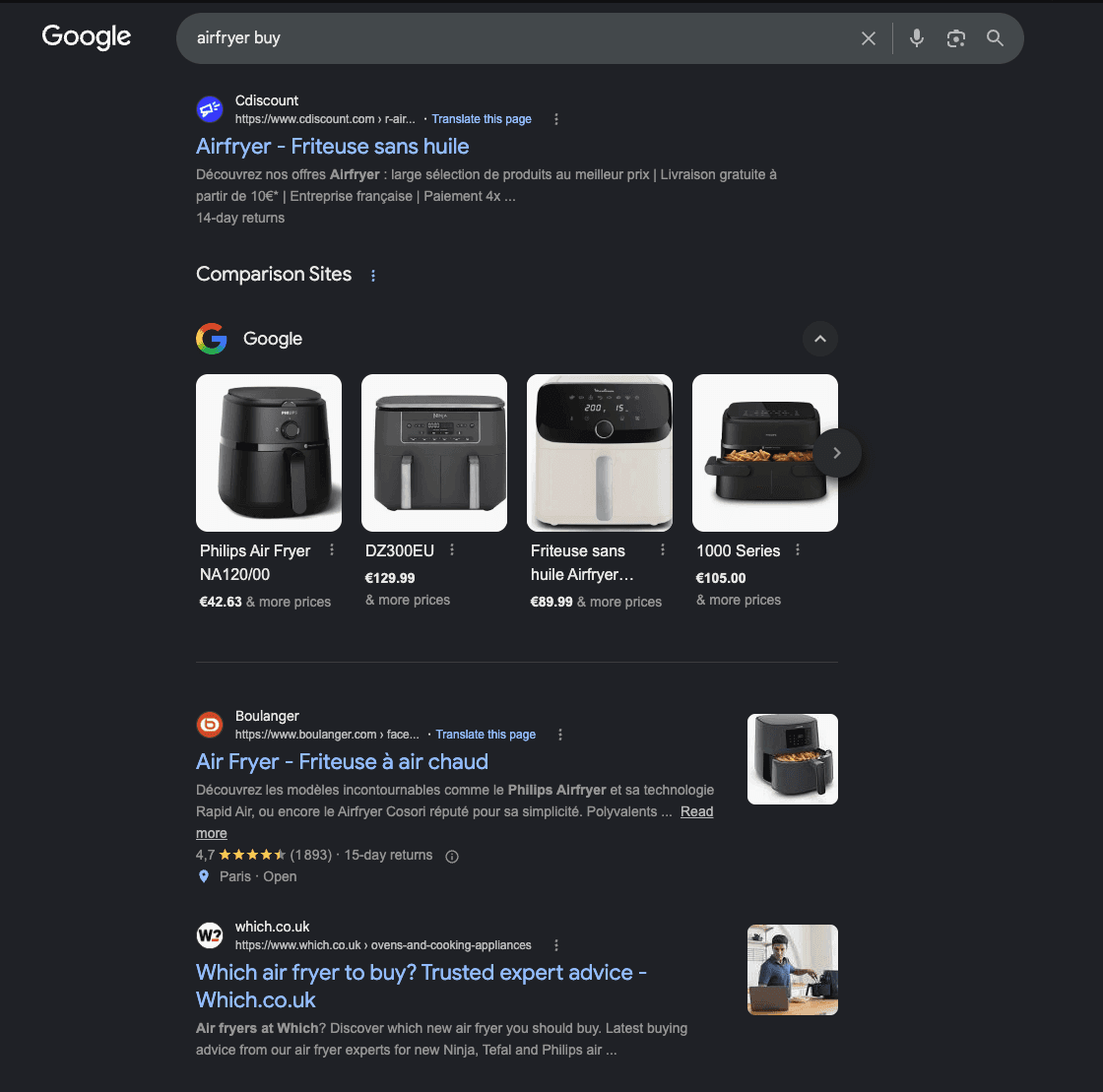 Screenshot. Unter der Sektion "Comparison Sites" erhält jeder Comparison Shopping Service eine eigene aufklappbare Box mit Logo und Namen. Hier ist die Box von Google aufgeklappt und zeigt vier wischbare Karten, je mit Bild, Produktname, Preis und dem Hinweis "& more prices" — der Hinweis darauf, dass dahinter eine Angebotsübersicht liegt und nicht ein einzelnes Händlerangebot. Oberhalb und unterhalb der Sektion stehen reguläre organische Treffer, hier Cdiscount, Boulanger und which.co.uk.