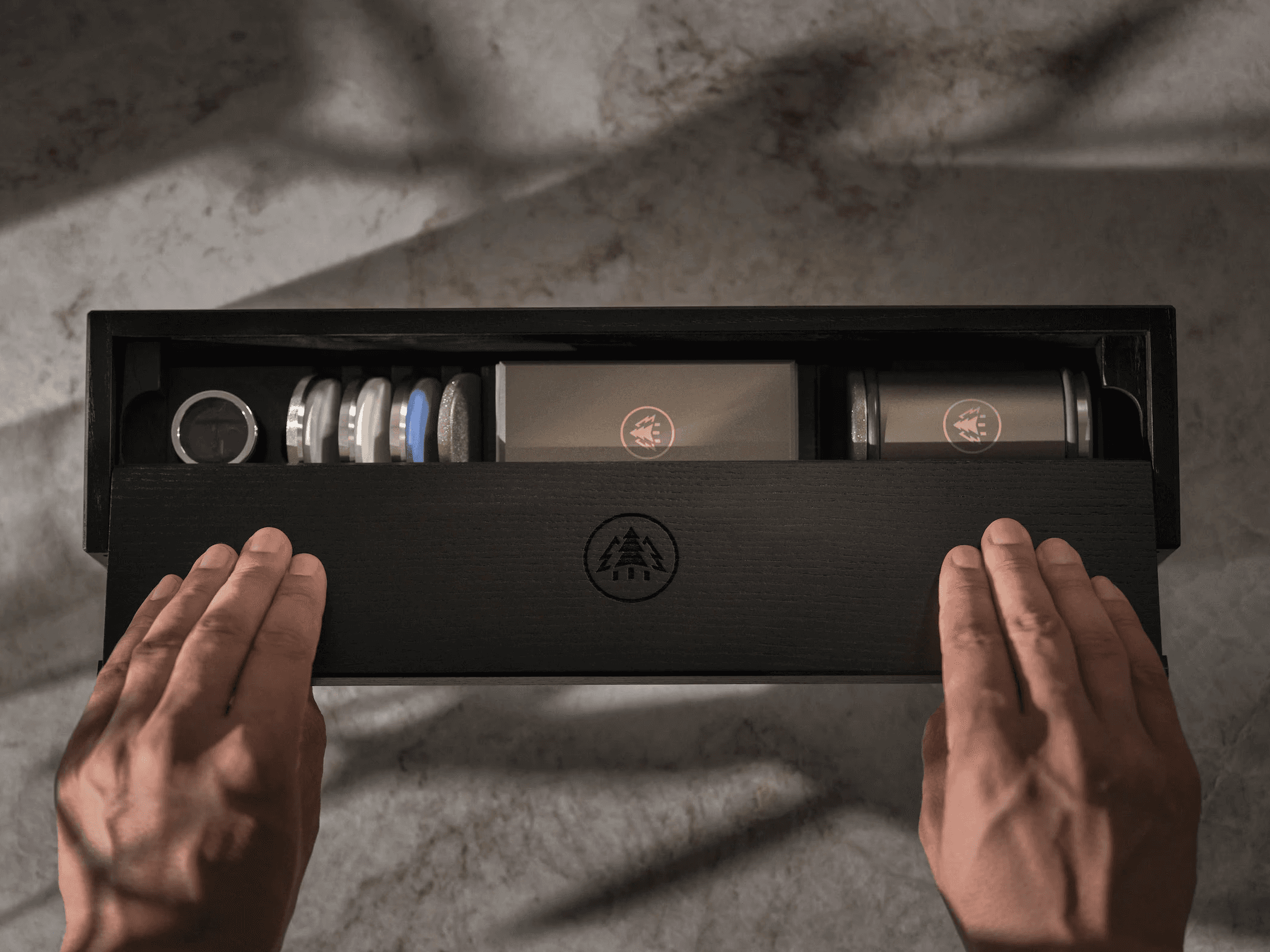 Die HORL® Box, befüllt mit dem HORL3 Pro, der HORL3 Pro Schleiflehre, den vier zusätzlichen Schleifscheiben und der HORL Lupe, für ein komplettes, professionelles Schärf-Set-up.