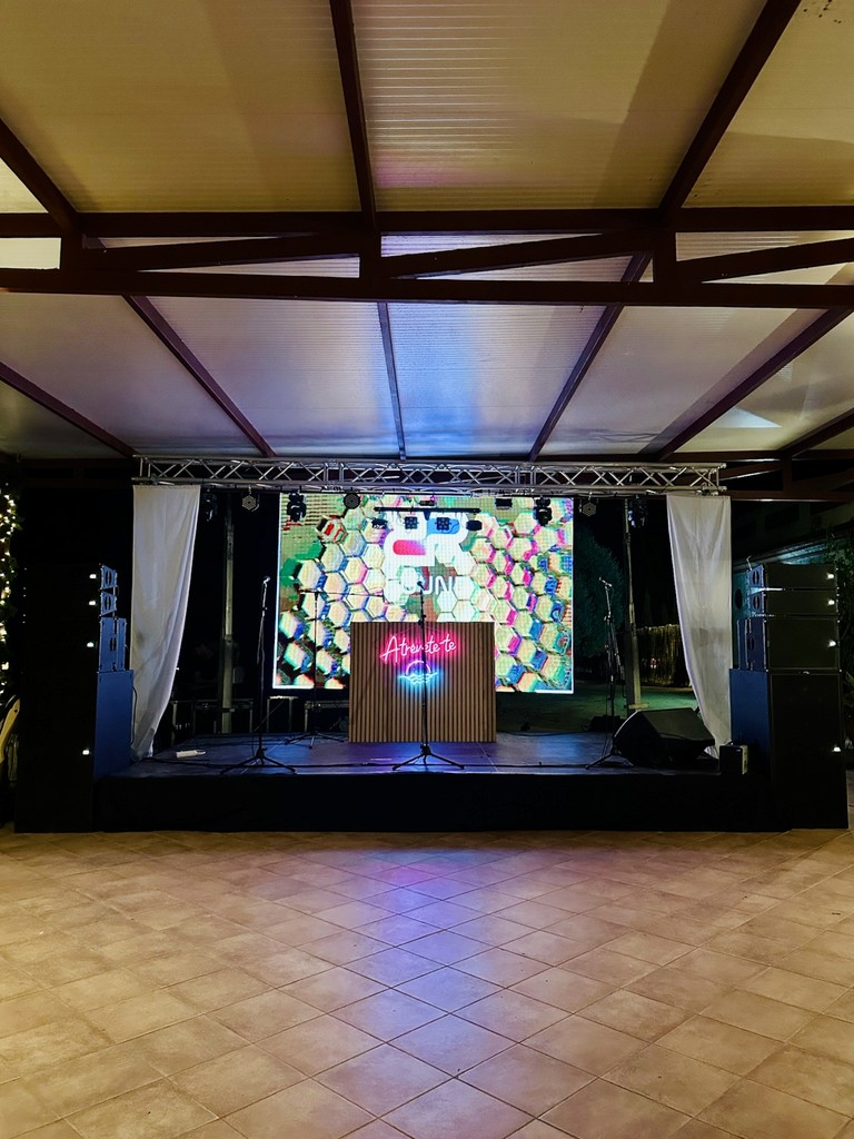 Montaje de iluminación en una boda