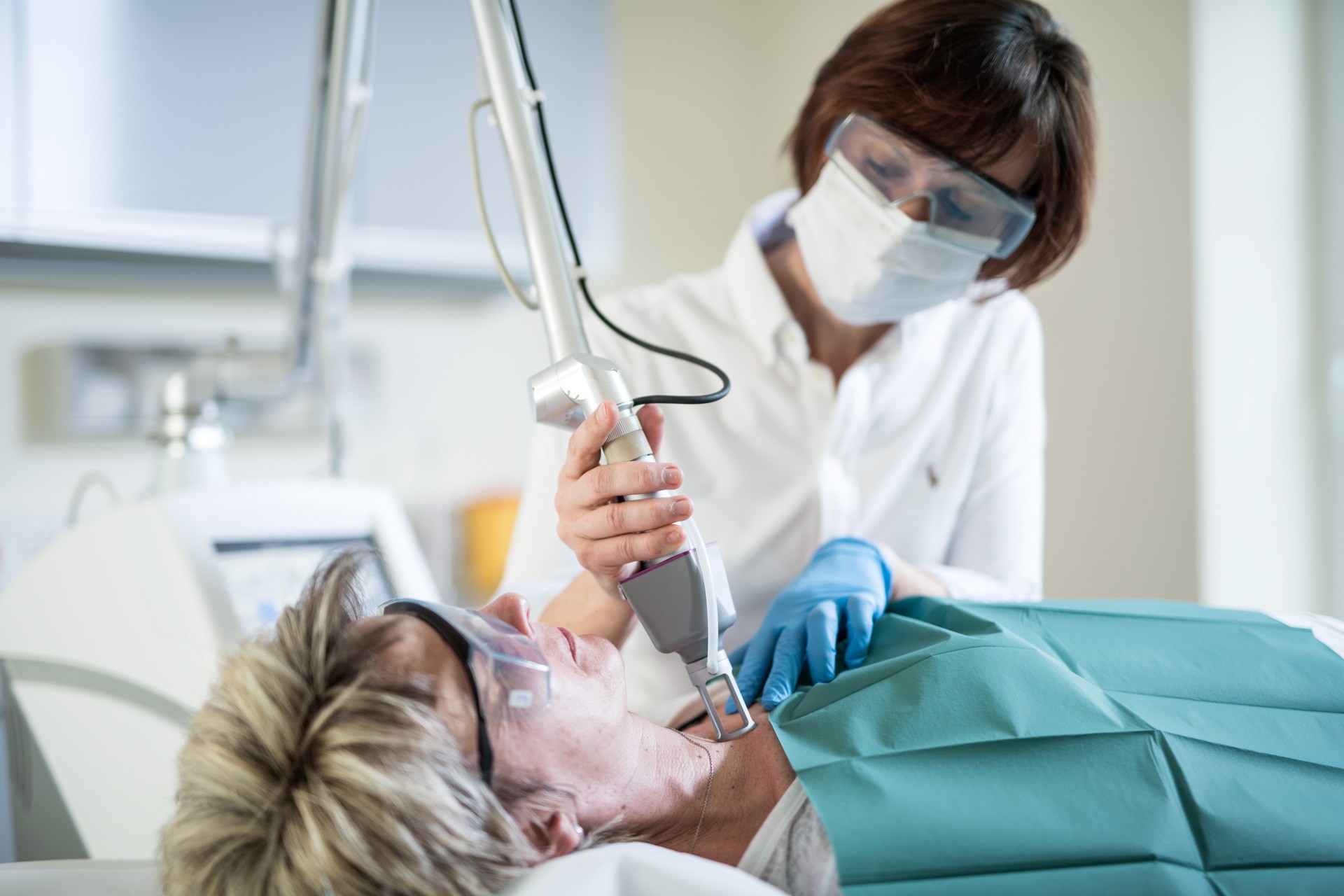 Foto von Dr. Deutsch und einer Patientin