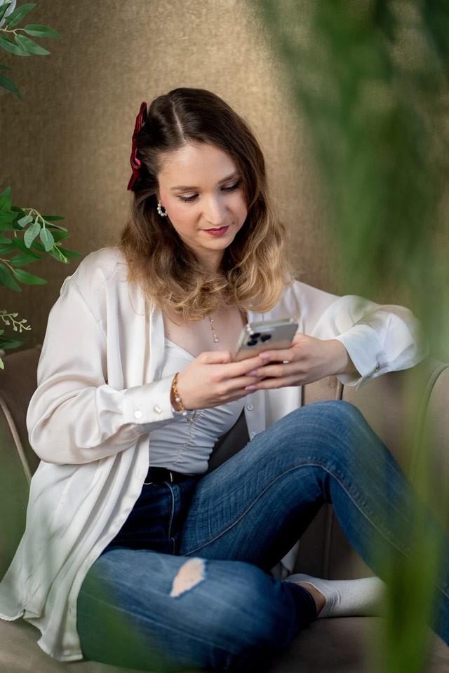 Írjunk könyvet kezdő kép, egy lány ül a széken.