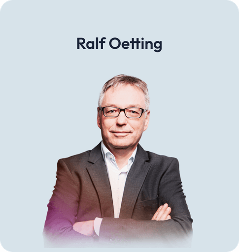 Porträt von Ralf Oetting, mit Brille und Anzug, mit neutralem Ausdruck.