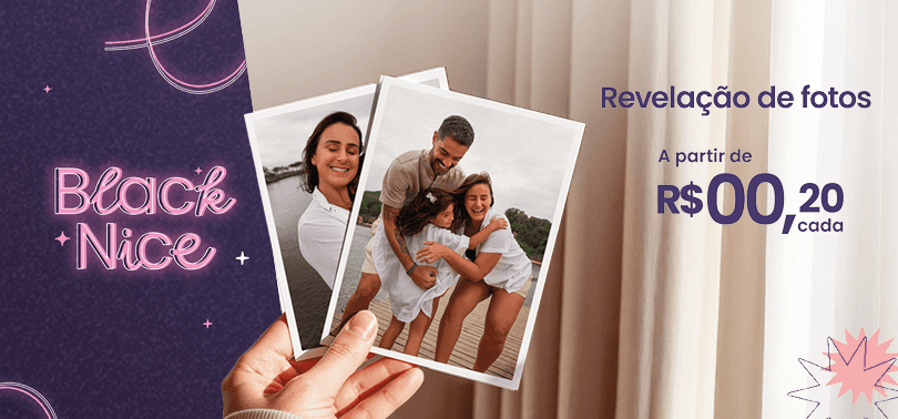 Mão segurando foto revelada de família sorridente, com outras imagens espalhadas e promoção a partir de dezenove centavos cada