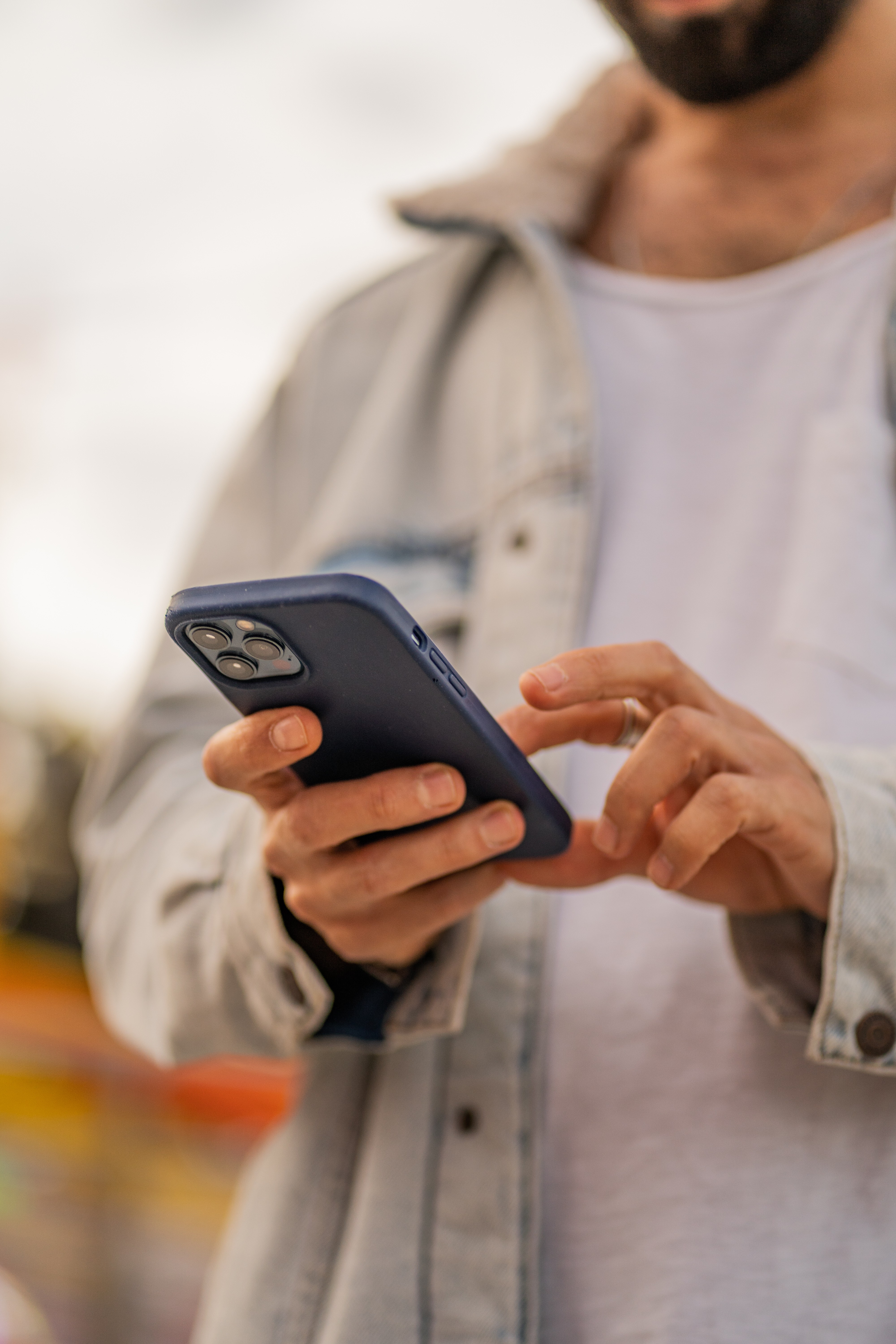 A person using the ABN-AMRO app on his phone