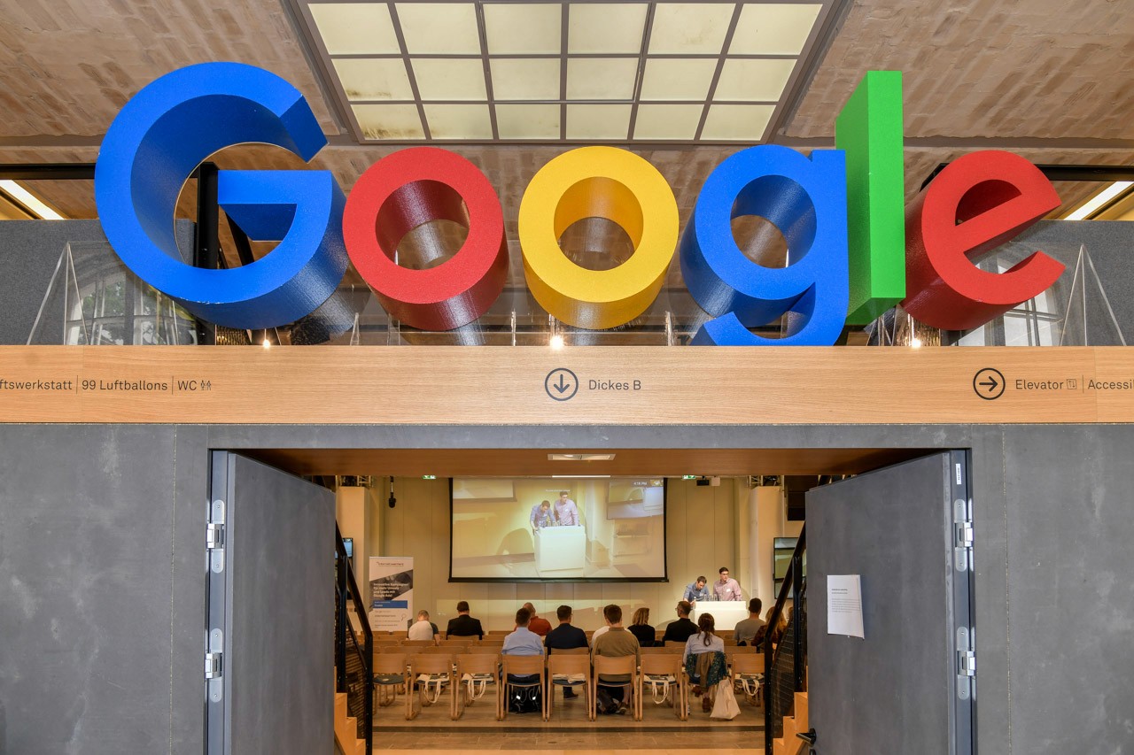 Google Logo über dem Eingang zur Fachkonferenz